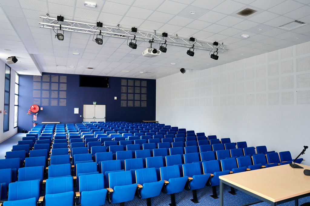 Vue de l’auditorium de 210 places depuis la salle vers la scène