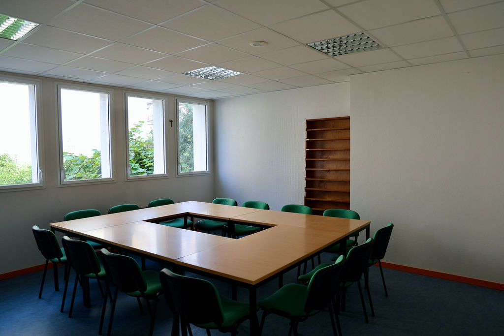 Salle Houédic lumineuse, disposée en U pour une réunion de travail